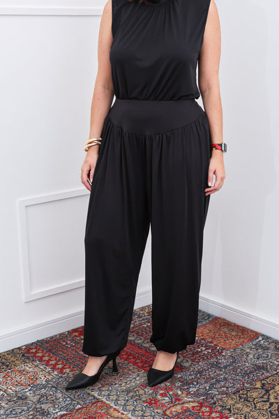 Calça Aura – Modelagem Aladim com Caimento Fluido em Malha Confort