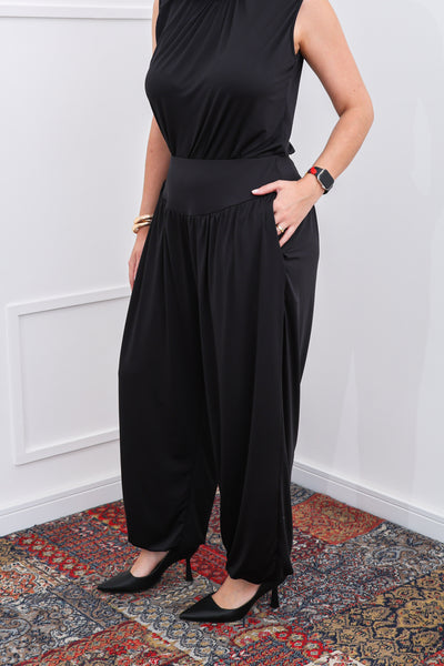 Calça Aura – Modelagem Aladim com Caimento Fluido em Malha Confort