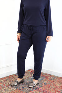 Calça Noruega em Lãzinha Modelagem Jogger na cor azul marinho, vista de frente.