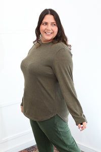 Blusa Bariloche em Lãzinha com Gola Redonda na cor verde militar, vista de frente.