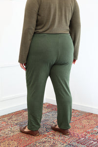 Calça Noruega em Lãzinha Modelagem Jogger na cor verde, vista de costas.