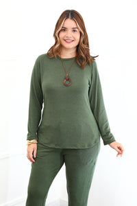 Blusa Bariloche em Lãzinha com Gola Redonda na cor verde militar, vista de frente.