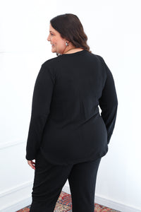 Blusa Bariloche em Lãzinha com Gola Redonda na cor preto, vista de costas.