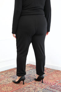 Calça Noruega em Lãzinha Modelagem Jogger na cor preto, vista de costas.