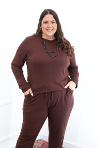 Blusa Bariloche em Lãzinha com Gola Redonda na cor mocha, vista de frente.