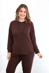 Blusa Bariloche em Lãzinha com Gola Redonda na cor mocha, vista de frente.
