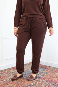 Calça Noruega em Lãzinha Modelagem Jogger na cor mocha, vista de frente.