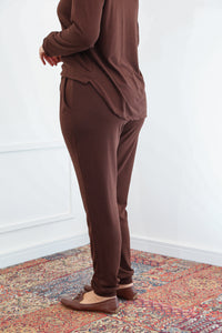 Calça Noruega em Lãzinha Modelagem Jogger na cor mocha, vista de costas.
