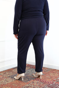 Calça Noruega em Lãzinha Modelagem Jogger na cor azul marinho, vista de costas.