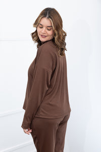 Blusa Flora na cor marrom, vista de costas.