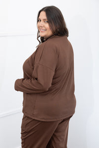 Blusa Flora na cor marrom, vista de costas.