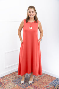 Vestido Daiane na cor coral, vista de frente.