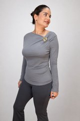 Blusa Drapeada com Broche em Malha Amanteigada