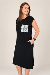 Vestido Nova York Midi em Viscolycra com Bolsos Laterais e Bolso Assimétrico Frontal em Paetê