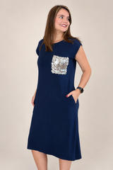 Vestido Nova York Midi em Viscolycra com Bolsos Laterais e Bolso Assimétrico Frontal em Paetê