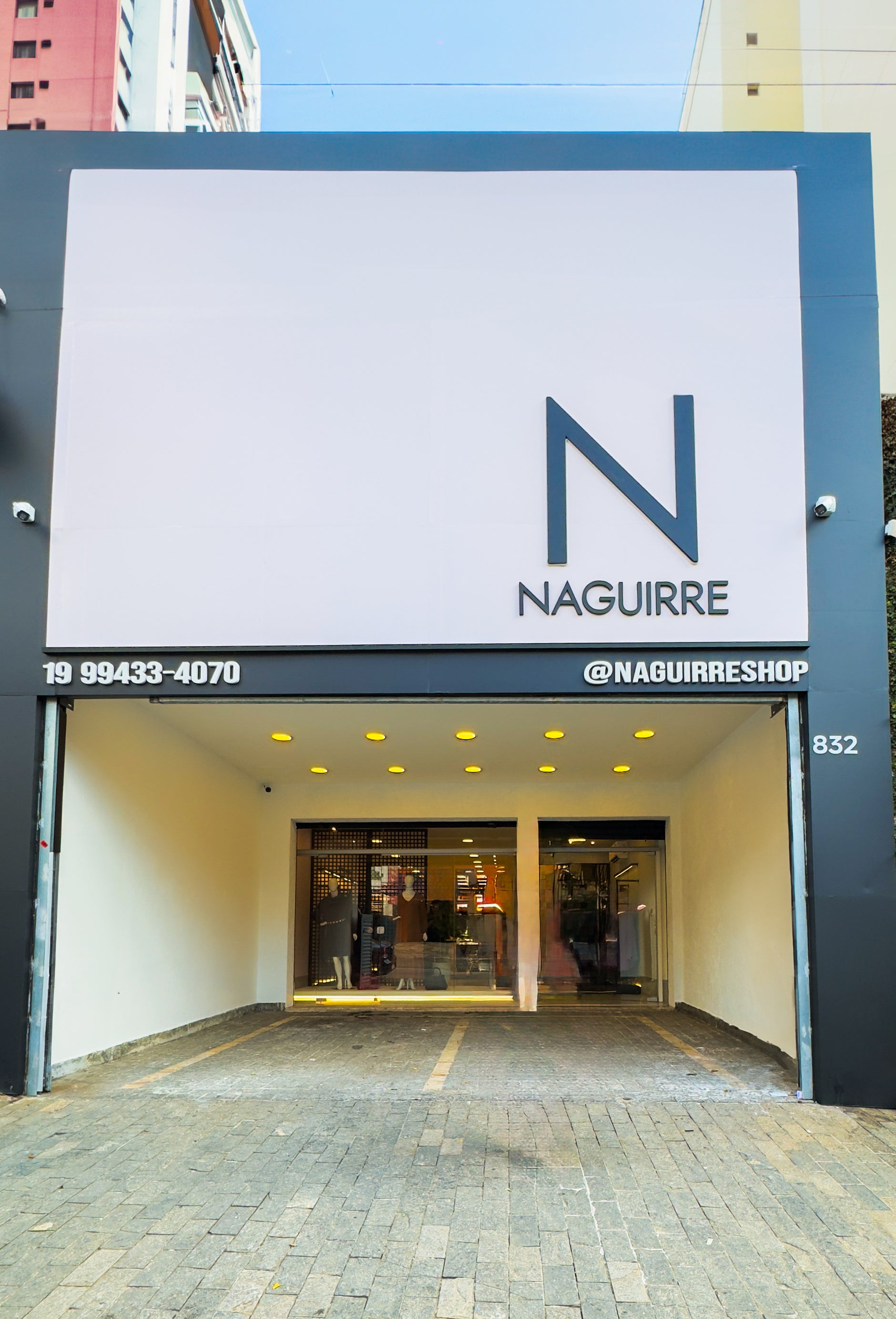 Loja Naguirre Shop no Tatuapé em São Paulo — fachada e interior da loja de roupas femininas