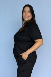 Blusa Lara na cor preto, vista de frente.