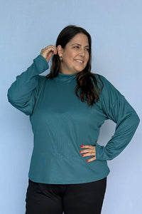 Blusa Flora na cor azul petróleo, vista de frente.