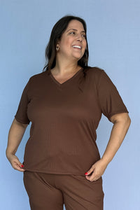 Blusa Nina na cor mocha, vista de frente.