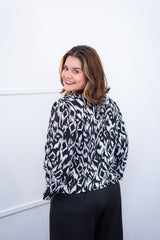 Blusa Bela - Manga Flare com Decote V em Crepe - Naguirre Shop