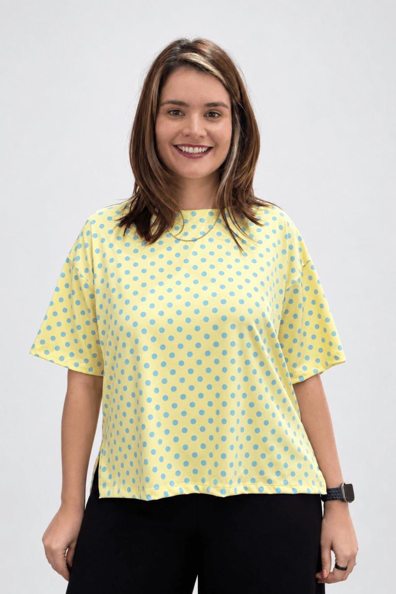 Blusa Big Clássica Estilo Urbana Lyon em malha Confort na cor Mini Poá Amarelo com Azul, foto 1 de 2