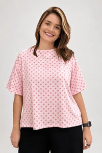 Blusa Big Clássica Estilo Urbana Lyon em malha Confort na cor Mini Poá Rosa, foto 1 de 2