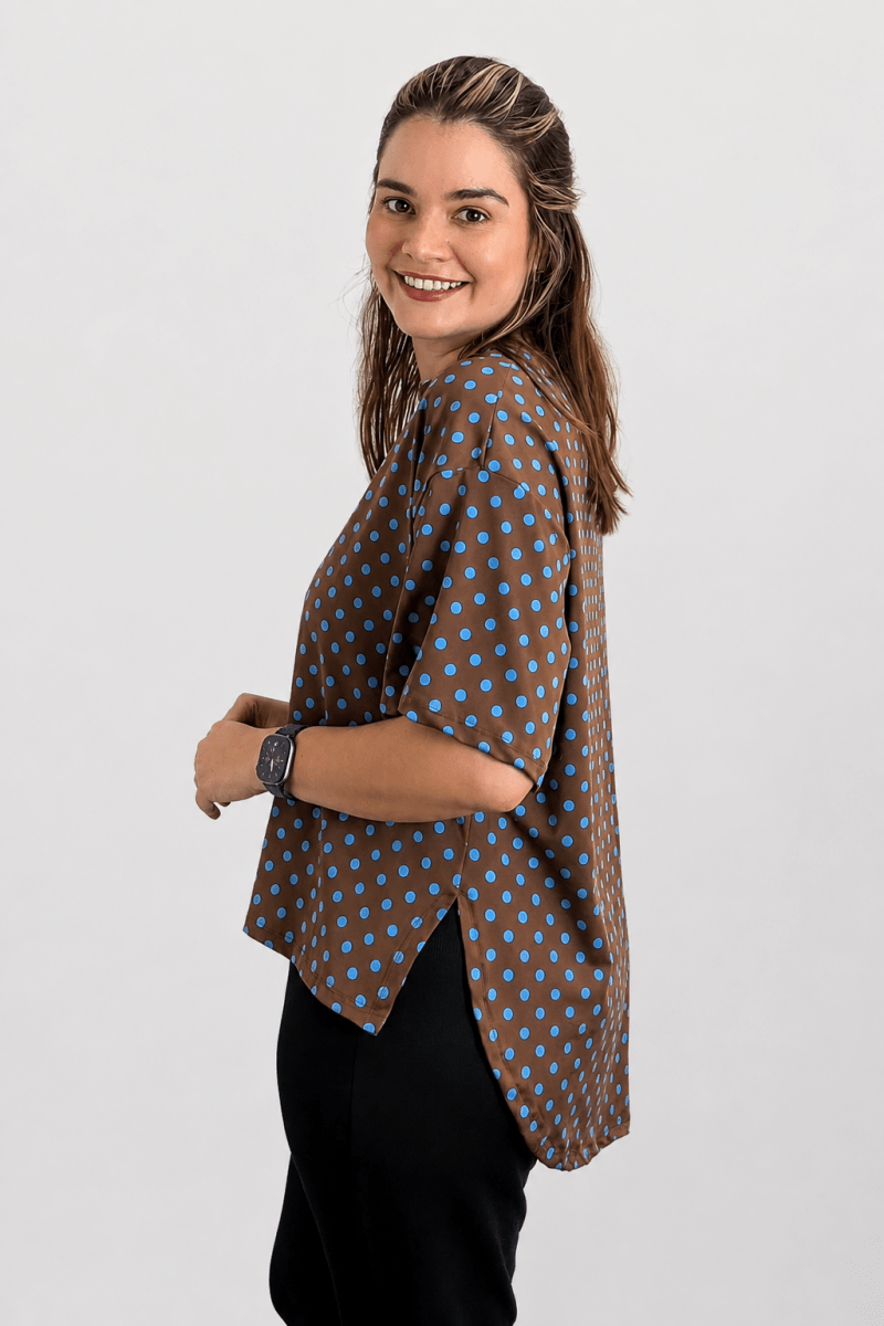 Blusa Big Clássica Estilo Urbana Lyon em malha Confort na cor Mini Poá Azul com Marrom, foto 2 de 2