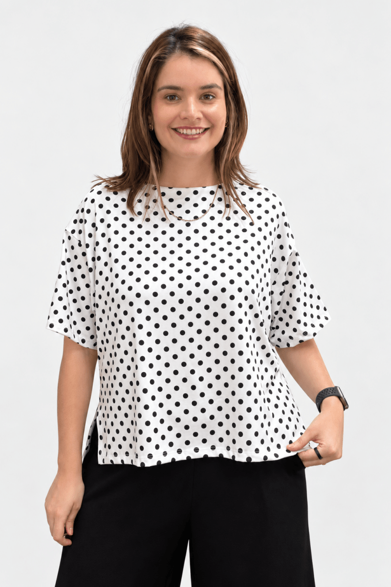 Blusa Big Clássica Estilo Urbana Lyon em malha Confort na cor Mini Poá Branco, foto 1 de 2
