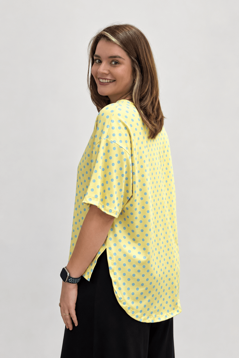 Blusa Big Clássica Estilo Urbana Lyon em malha Confort na cor Mini Poá Amarelo com Azul, foto 2 de 2