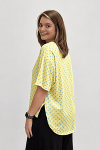 Blusa Big Clássica Estilo Urbana Lyon em malha Confort na cor Mini Poá Amarelo com Azul, foto 2 de 2