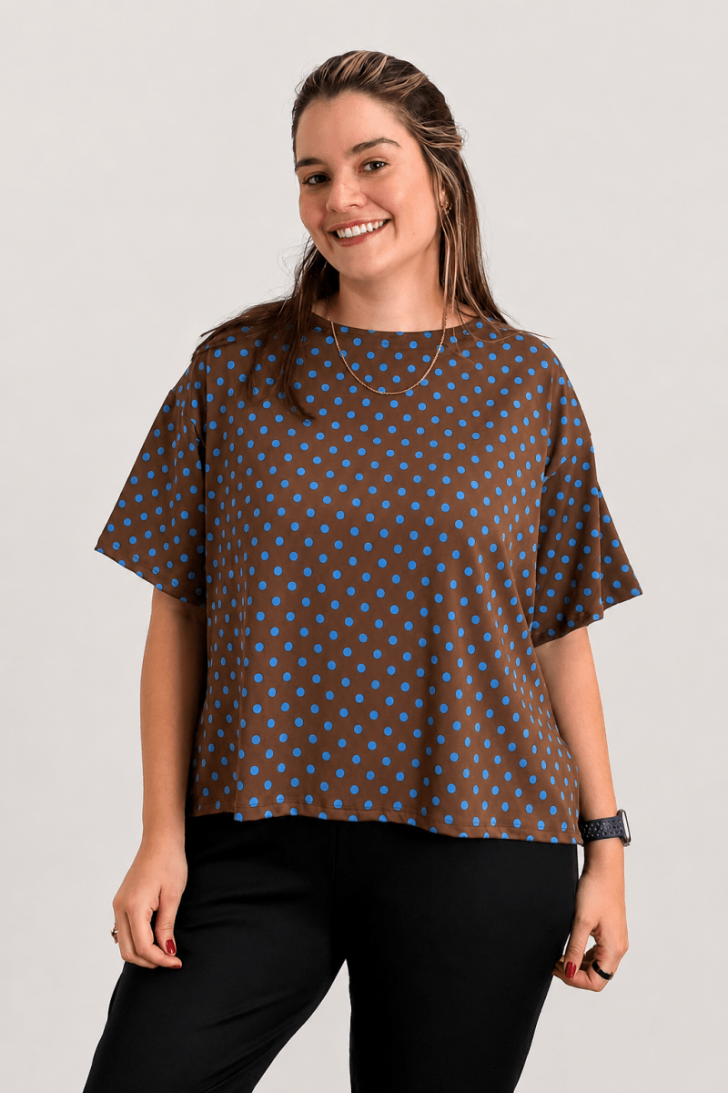Blusa Big Clássica Estilo Urbana Lyon em malha Confort na cor Mini Poá Azul com Marrom, foto 1 de 2