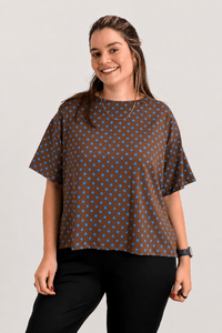 Blusa Big Clássica Estilo Urbana Lyon em malha Confort na cor Mini Poá Azul com Marrom, foto 1 de 2