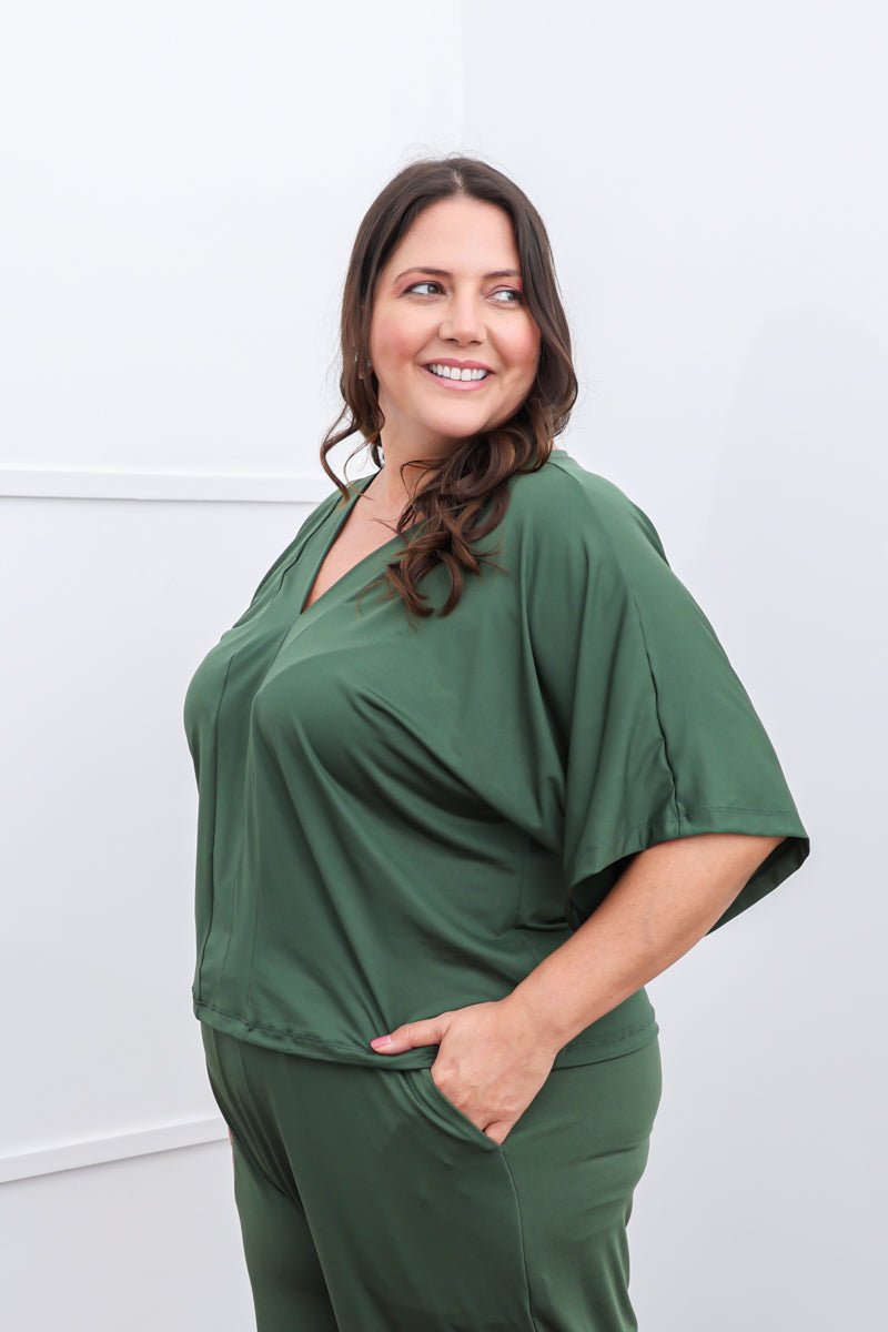 Blusa Cristina - Com Manga Morcego Gola V em Malha Confort - Naguirre Shop