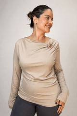 Blusa Drapeada com Broche em Malha Amanteigada - Naguirre Shop