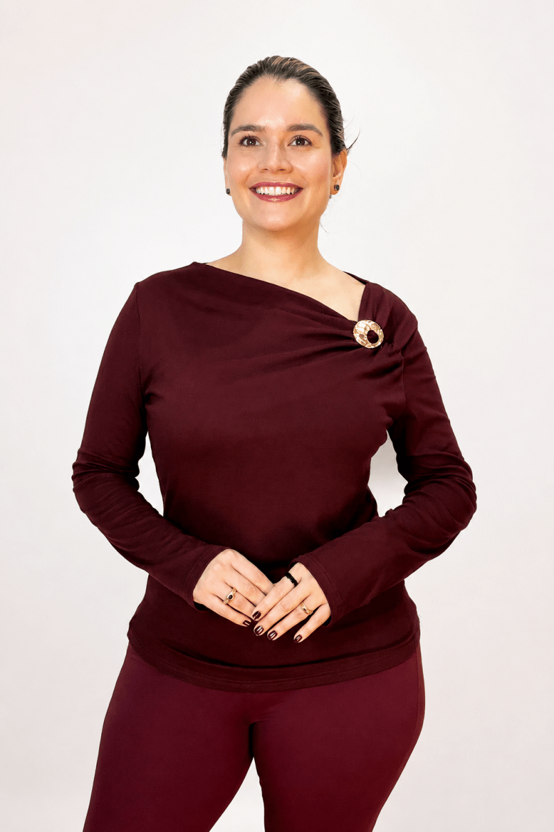 Blusa Drapeada com Broche em Malha Amanteigada - Naguirre Shop