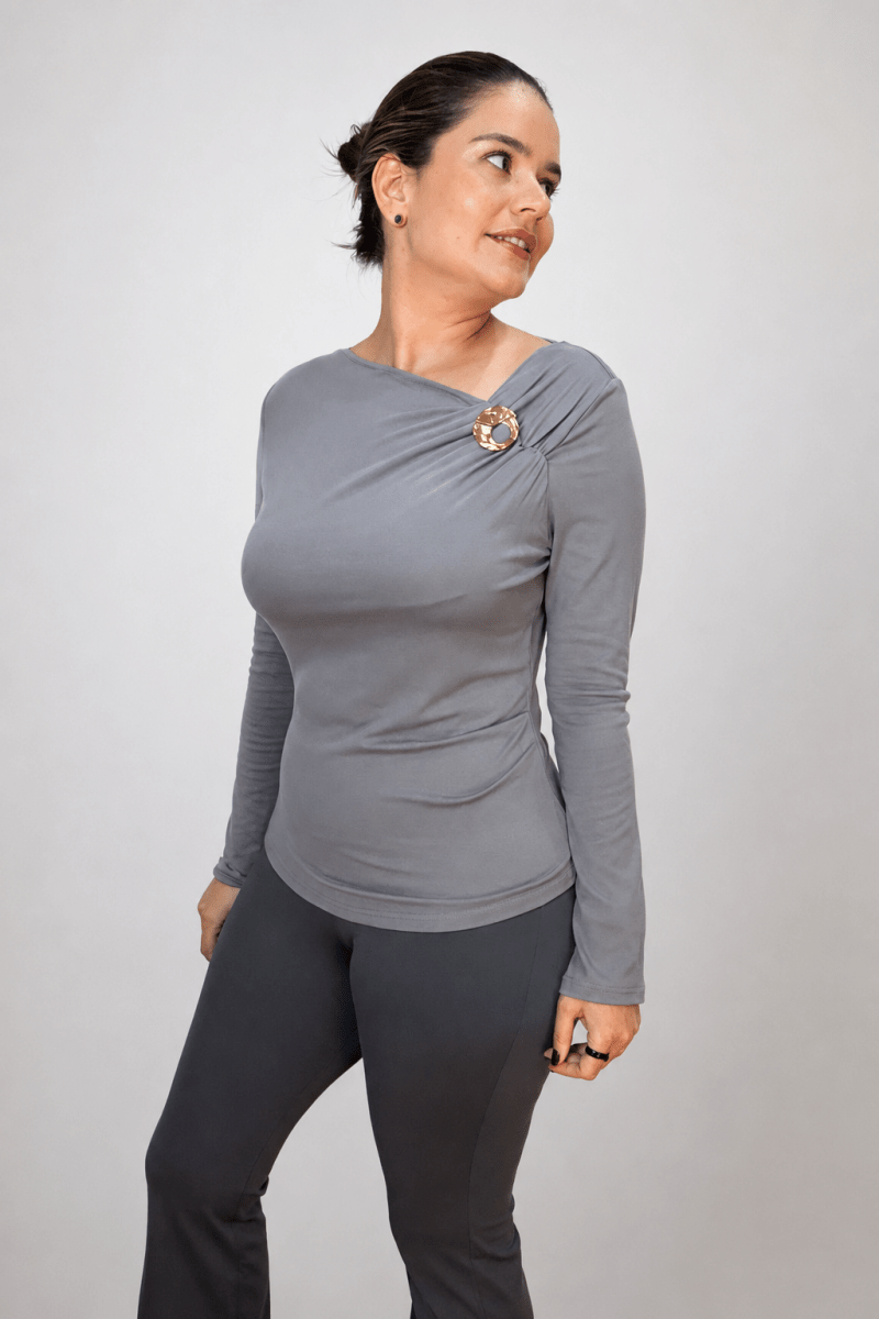 Blusa Drapeada com Broche em Malha Amanteigada - Naguirre Shop