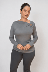 Blusa Drapeada com Broche em Malha Amanteigada - Naguirre Shop