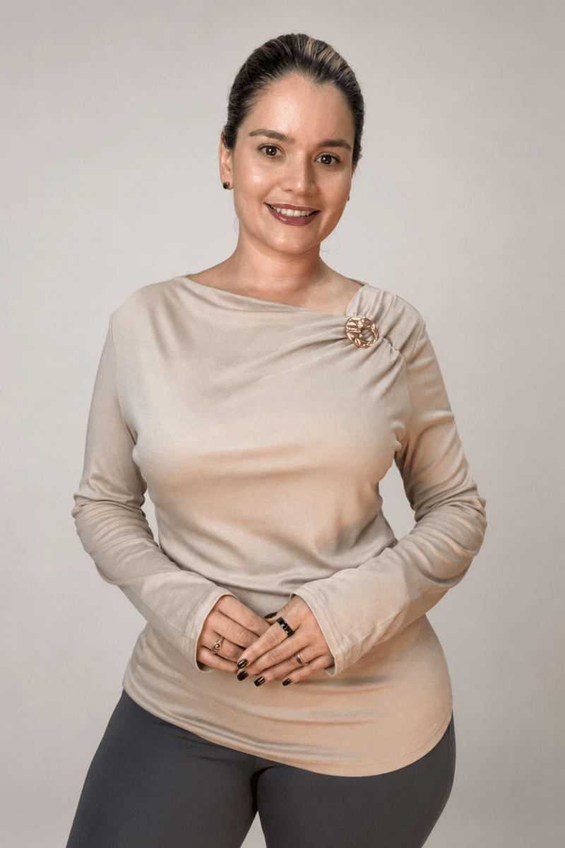 Blusa Drapeada com Broche em Malha Amanteigada - Naguirre Shop