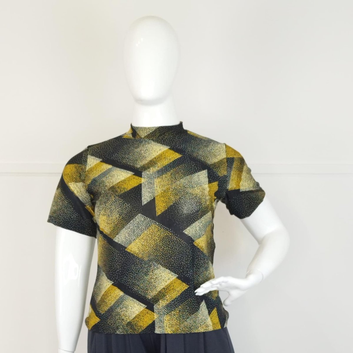 Blusa Exclusiva – Feminina em Malha Confort com Gola Redonda - Naguirre Shop