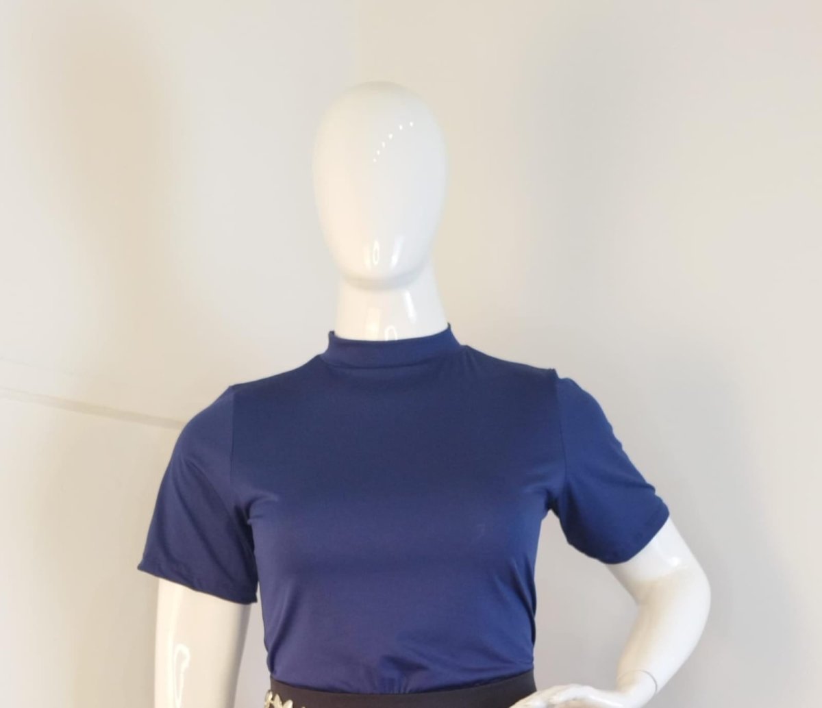 Blusa Exclusiva – Feminina em Malha Confort com Gola Redonda - Naguirre Shop