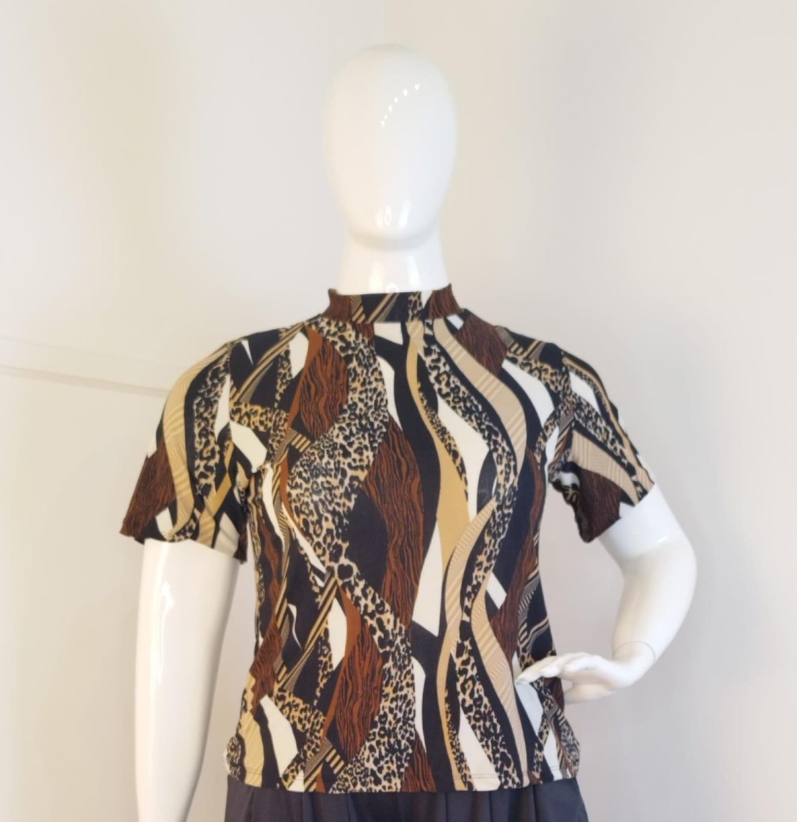 Blusa Exclusiva – Feminina em Malha Confort com Gola Redonda - Naguirre Shop