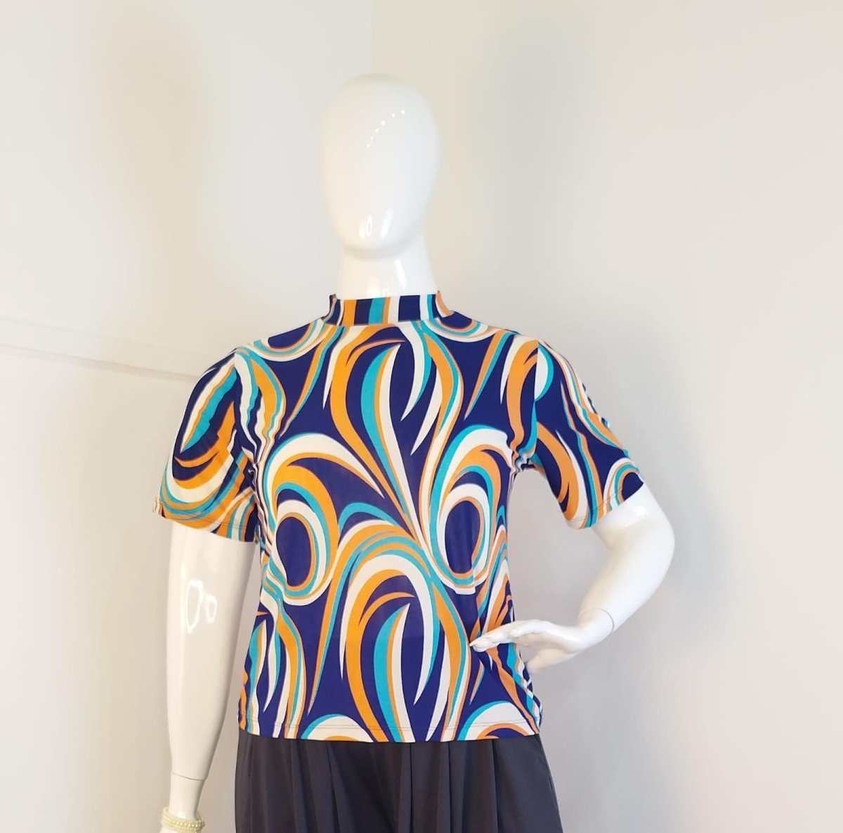 Blusa Exclusiva – Feminina em Malha Confort com Gola Redonda - Naguirre Shop