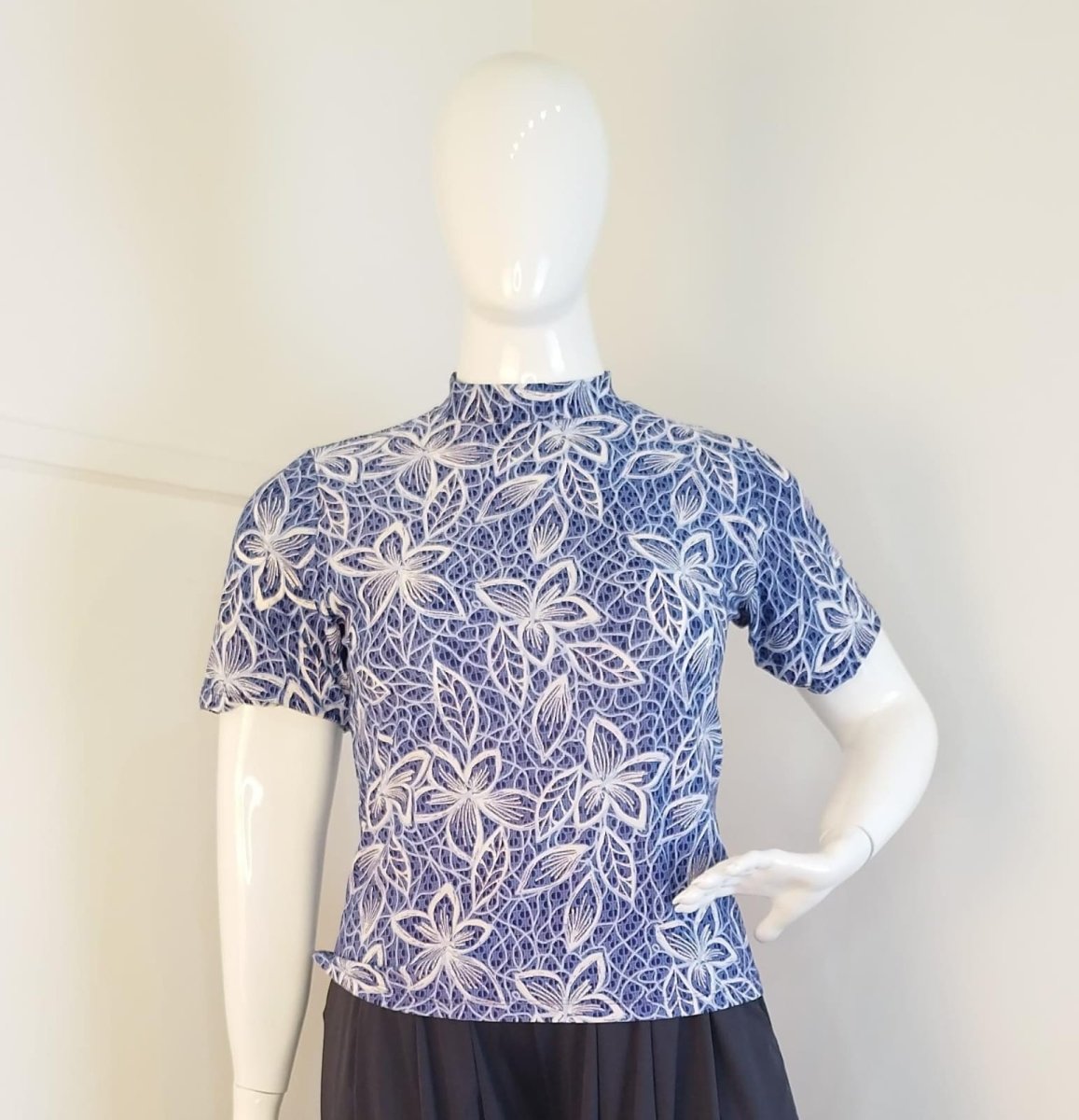 Blusa Exclusiva – Feminina em Malha Confort com Gola Redonda - Naguirre Shop