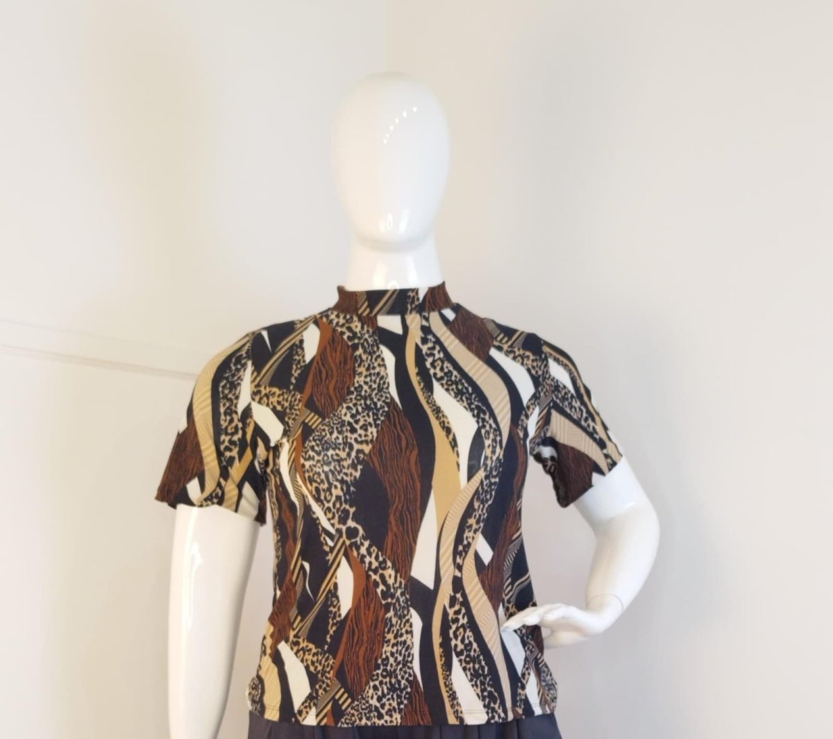 Blusa Exclusiva – Feminina em Malha Confort com Gola Redonda - Naguirre Shop