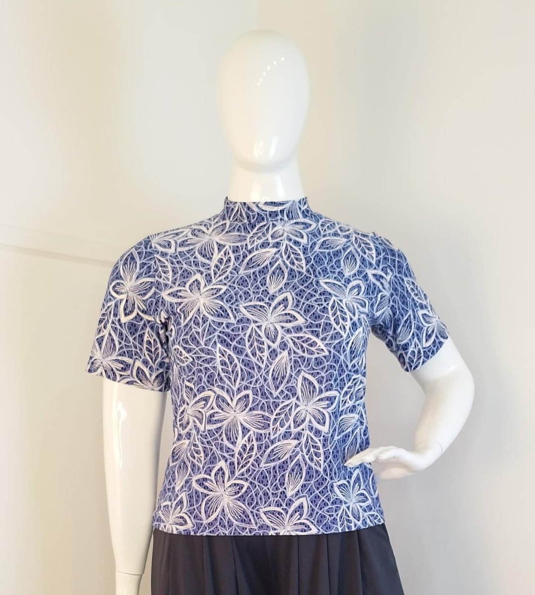 Blusa Exclusiva – Feminina em Malha Confort com Gola Redonda - Naguirre Shop