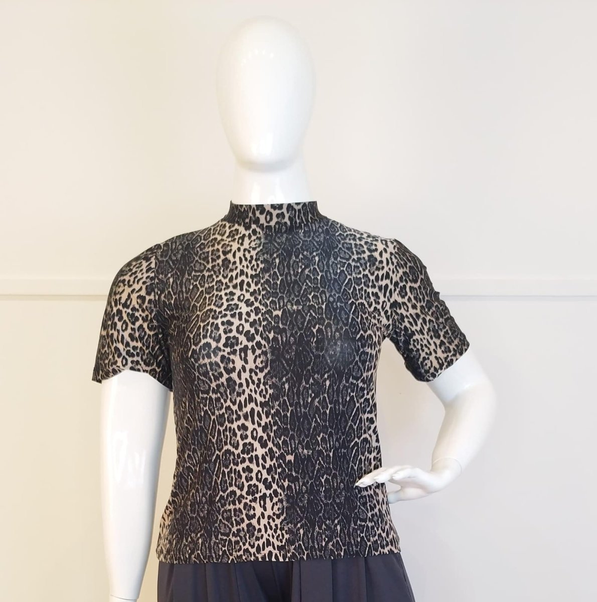 Blusa Exclusiva – Feminina em Malha Confort com Gola Redonda - Naguirre Shop