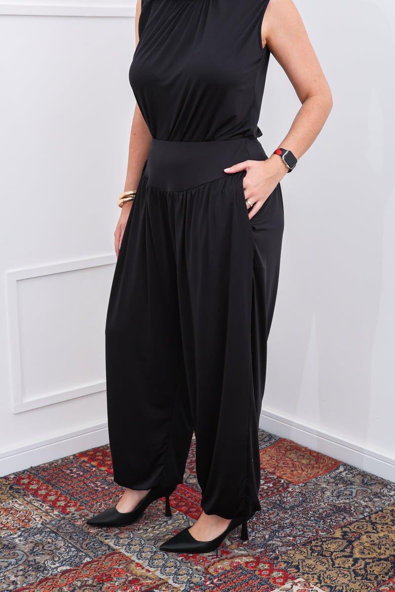 Calça Aura – Modelagem Aladim com Caimento Fluido em Malha Confort - Naguirre Shop