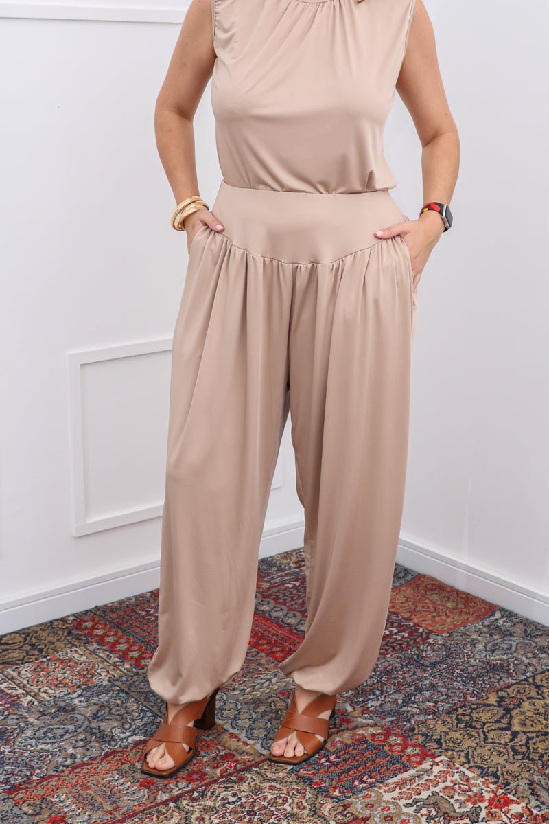 Calça Aura – Modelagem Aladim com Caimento Fluido em Malha Confort - Naguirre Shop