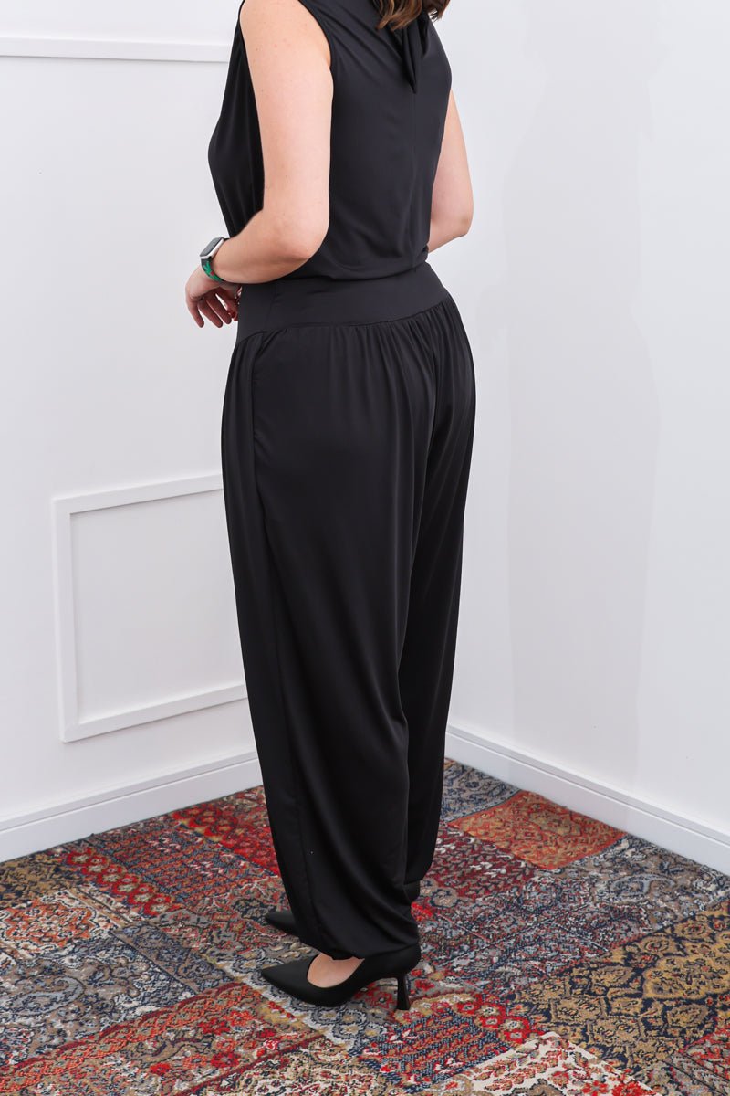 Calça Aura – Modelagem Aladim com Caimento Fluido em Malha Confort - Naguirre Shop