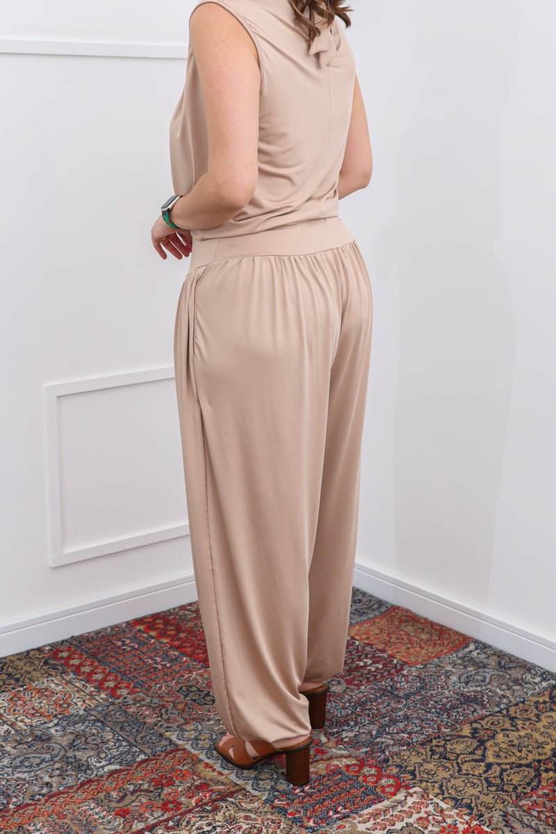 Calça Aura – Modelagem Aladim com Caimento Fluido em Malha Confort - Naguirre Shop